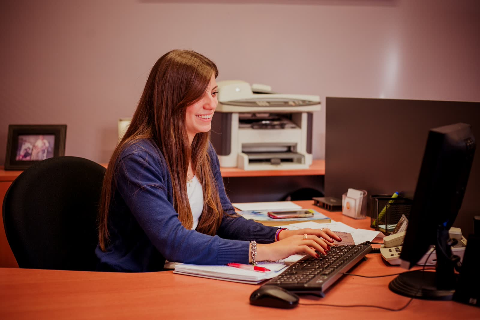 Asesora de Organización Duin atendiendo una consulta
